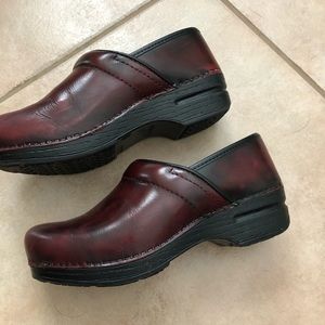 Dansko XP burgundy Professional Clogs size 37